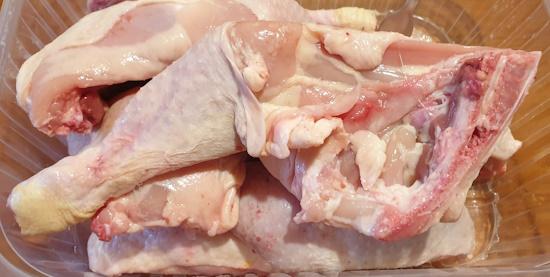 Frische-Hahnchenschenkel-mit-Ruckenstuck-2.jpg