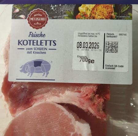 Frische-Koteletts-vom-Schwein-mit-Knoche-2.jpg