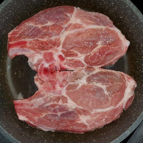 Nackenkoteletts mit Knochen - Pork neck chops with bone 2