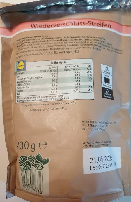 Nuts-Royal-Walnusskerne-Haselnusskerne-Cashewkerne-Mandeln-2.jpg