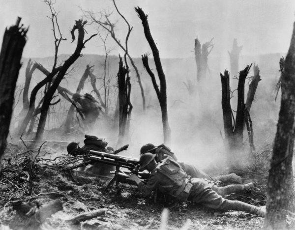 US soldiers with machine-gun in the Great War in battle