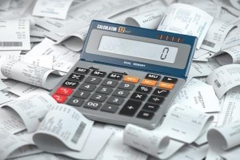 a calculator on top of a bunch of super market receipts ένα καλκιουλέϊτορ πάνω από ένα σωρό από αποδείξεις σούπερ μάρκετ